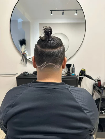 Man Bun Taper Fade met Lijnenpatroon